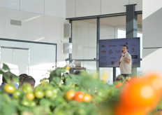 Het was aan cabaretier Najib Amhali om de zaal aan het lachen te krijgen.